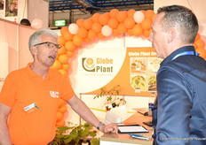 Henk van Dam of Globe Plant talking to Ralph van de Grijp of Bongers Expeditie.
